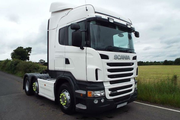 6x2 Tractor Units hero